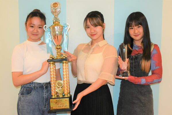 優勝した左から伊藤さん、井上さん、清水さん