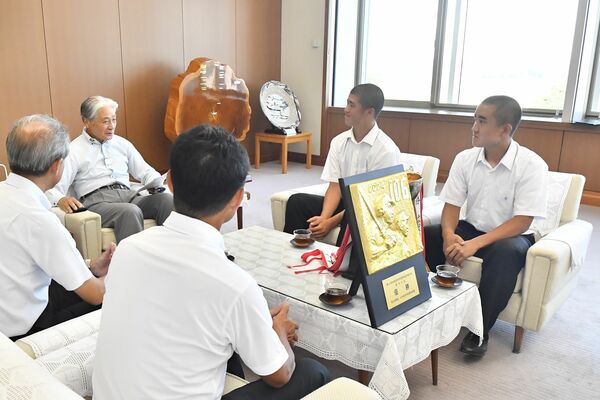 福田知事に甲子園への意気込みを語る石橋の田口主将（右から２人目）ら＝県庁