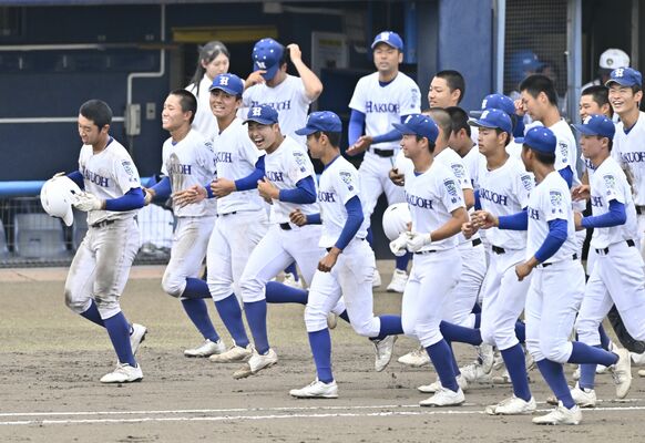 初優勝し笑顔で駆け出す白鴎足利ナイン＝前橋市の上毛新聞敷島球場