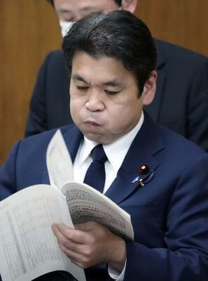 　衆院文科委で質問を聞く松本文科相＝１１日午後