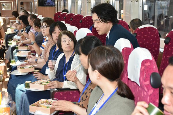 参加者に「四季桜」の特徴を説明する宇都宮酒造の今井昌平専務=11日午後、東京都内