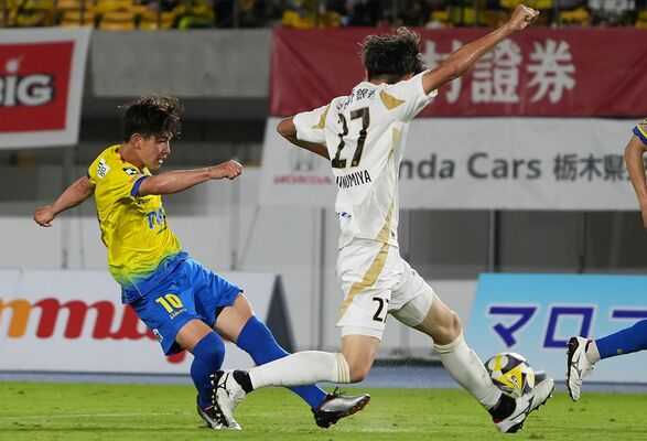 後半16分、栃木ＳＣのＦＷ五十嵐がシュートを放つ＝カンセキスタジアムとちぎ、橋本裕太撮影