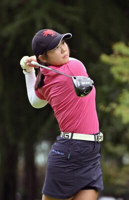 一般女子の部を制した藤崎沙羅のプレーオフ１ホール目のティーショット＝塩原ＣＣ、広瀬華撮影