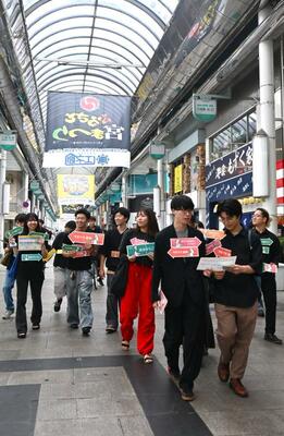 参院選の投票をオリオン通りで呼びかける大学生たち＝１２日午前、宇都宮市江野町