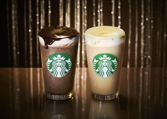 「オペラ　フラペチーノ」（左）と「ホワイト　オペラ　フラペチーノ」