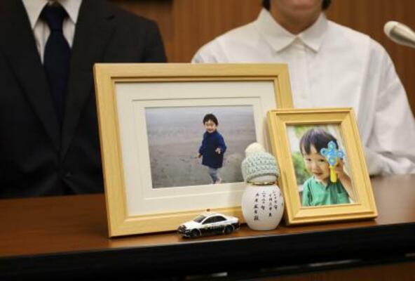 　記者会見する新井風太ちゃんの両親＝２日午後、横浜市中区