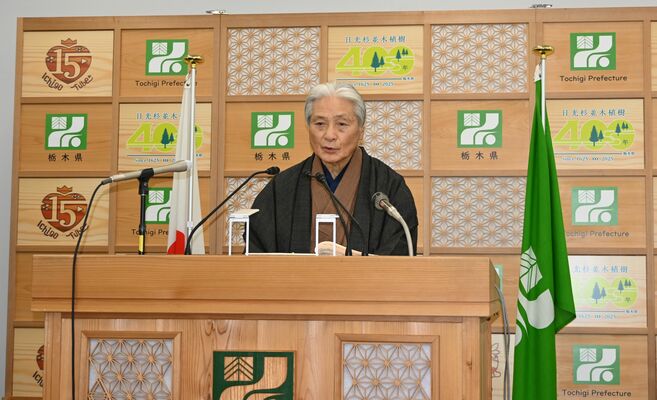 定例記者会見に臨む福田知事=23日午後、県庁