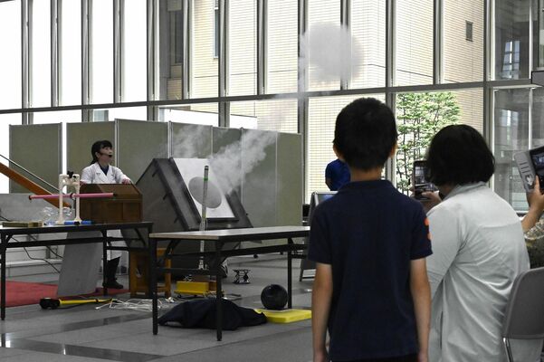 空気砲を使った実験などが披露された県子ども総合科学館のサイエンスショー＝15日午前、県議会議事堂
