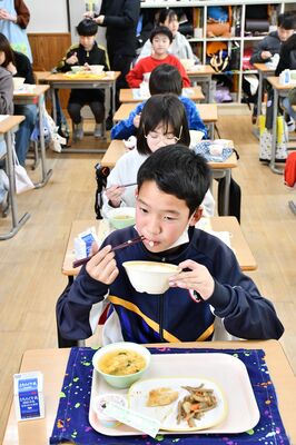 市産食材をふんだんに使った給食を食べる児童