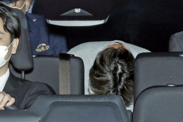 　送検される林欣海容疑者＝２９日午後０時３分、警視庁牛込署