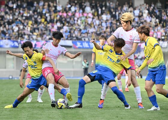 熱戦を繰り広げる栃木ＳＣと栃木シティの選手たち＝３０日午後２時３０分、宇都宮市のカンセキスタジアムとちぎ、磯真奈美撮影
