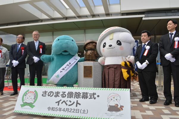 佐野ＳＡ（下り線）で披露された天明鋳物製の「さのまる像」と関係者