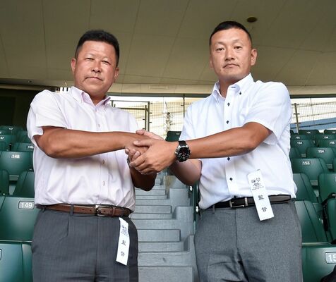握手を交わす文星付の高根澤監督（左）と宮崎学園（宮崎）の崎田監督＝甲子園球場