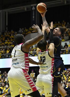 第１クオーター７分、ブレックスのフォトゥ（右）がシュート中にファールを受けフリースローを獲得する＝ブレックスアリーナ宇都宮