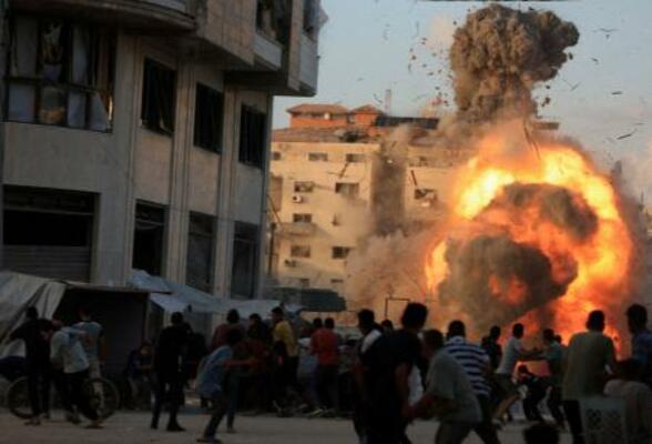 　イスラエルの空爆で建物が崩壊し、身構える人々＝７日、パレスチナ自治区ガザ市（ロイター＝共同）