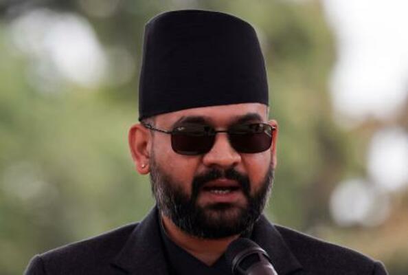 　就任宣誓するバレンドラ・シャハ氏＝２７日、ネパール・カトマンズ（ロイター＝共同）