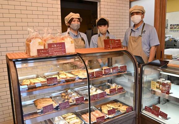 店内に立つスタッフ