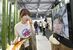 ロボットに取り付けられた画面に映る壬生小の児童（右）と会場を案内するスタッフ＝27日午後１時30分、大阪市此花区の夢洲、森田大地撮影（超広角レンズ使用）
