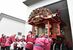 竣工式後、巡航を終えて収納庫に納められる屋台。左側が新たな公民館建物の裏手