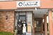 豚の絵の看板を掲げる店構えと柏崎さん夫婦
