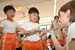 フルートの持ち方を学生から教わる園児ら
