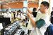 メダカを品定めする来場者