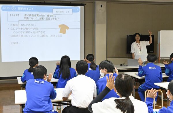 大田原市野崎中で行われた金融経済教育の授業の様子