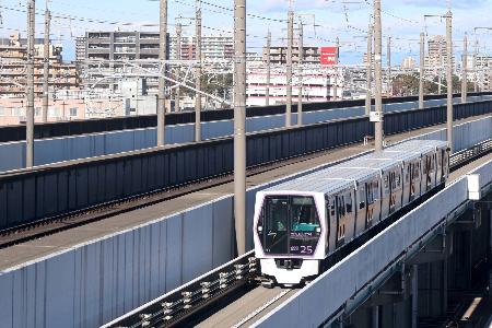 　鉄道博物館の屋上から。新幹線との並走シーンを撮りたかったが、１時間粘ったくらいでは無理だった