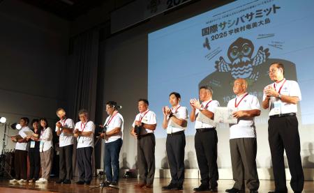 鹿児島県・奄美大島で開かれた、渡り鳥「サシバ」の生息環境を守るための国際サミット=26日午前