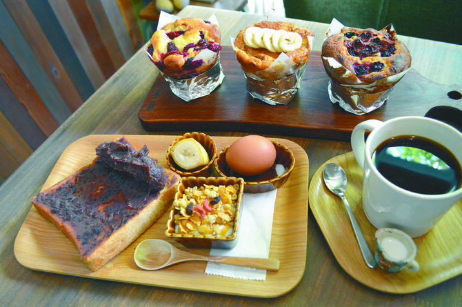 「小倉トースト コーヒーセット」(手前)と季節のマフィン