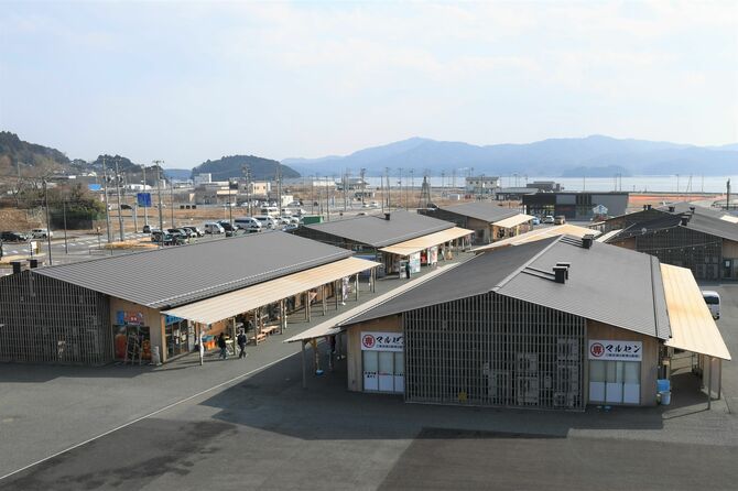 町中心部に再建された大型観光施設「南三陸さんさん商店街」=南三陸町
