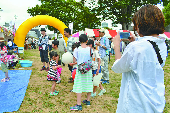 スマホを横長にして両手で持ち、脇をしめて三脚になったつもりで