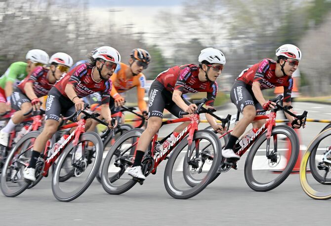 疾走する宇都宮ブリッツェンの（手前右から）宮崎、増田、武山＝清原工業団地特設コース、広瀬華撮影