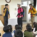安全な登山、劇で啓発　大田原高山岳部が紫塚小で披露　クマ遭遇時の対処法解説も