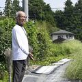 廃材活用、１人でこつこつ17年　日光の77歳、共同墓地への道を整備
