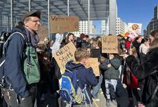 ドイツで若者が兵役反対デモ