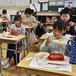 おいしくお祝い　箒根学園開校祝う給食、市内27校で提供　那須塩原
