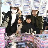 一足早いクリスマス 壬生で6年ぶりのバザール開催 おもちゃが特価、親子…