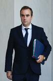 フランス首相、年金改革停止提案
