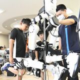 栃木の小学生が介護用ロボットスーツを体験　「楽に動けた」　サマースクールで学び深める