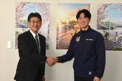 成長ばねに「プロ目指す」　全国高校サッカーで優勝　青森山田高の関口さん（芳賀出身）、町長を表敬訪問