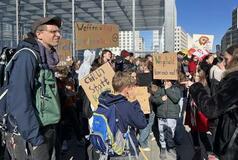 ドイツで若者が兵役反対デモ