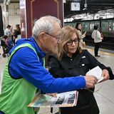 「海外の人に恩返しを」　宇都宮駅で活動の通訳団体に密着　懇切丁寧におもてなし　宇都宮周遊呼び掛けに意欲
