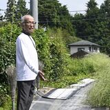 廃材活用、１人でこつこつ17年　日光の77歳、共同墓地への道を整備