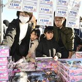 一足早いクリスマス　壬生で６年ぶりのバザール開催　おもちゃが特価、親子連れでにぎわう