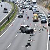 宇都宮の東北道で男性はねられ死亡　のり面に衝突、車外に放り出され　走行中にタイヤ破…