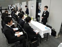 学生４００人、企業座談会も／都内で合同就職説明会／本社など４地方紙