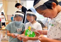 学校再開、フェースシールド姿の児童　日光
