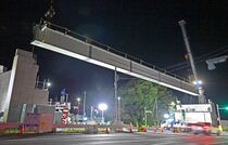 国道に一夜で橋出現