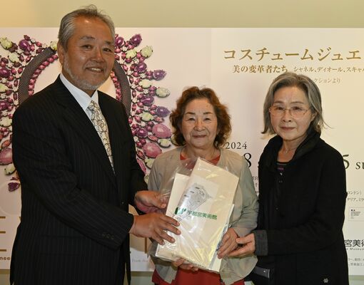 コスチュームジュエリー展で１万人目の来場者となった鈴木さん（中央）＝１２日午前、宇都宮市長岡町